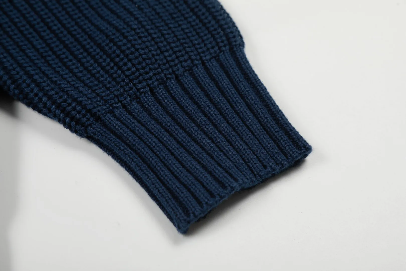 P220 Top quality" Style number: DS812# (not off the shelves all year round) [Ralph Lauren round neck piqué knitted sweater with war horse embroidery on the front and back] ✅Ralph Lauren classic basic versatile round neck pullover sweater for men and women ✅Main supply platform live broadcast Wholesale entity Replenish if out of stock Not removed from the shelves ✅ZP quality 1:1 version Scan the code to enter the GF website Counter quality ✅Detailed quality The only one in Guangzhou Imported quality cotton yarn Mainly high-end, cost-effective, good quality needless to say ✅The version is restored to the original order, the maximum size can be worn up to 200 pounds, loose, comfortable and stress-free ✅The upper body is simple and easy to match, ootd must-have style, good-looking clothes are never picky, a must-have item in the wardrobe is recommended. Size: S-XL Color: White, gray, khaki, navy blue, brown, burgundy, black with white label, black with red label